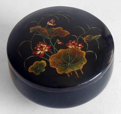 null BOITE ronde en laque à décor floral polychrome sur fond noir. Vietnam.