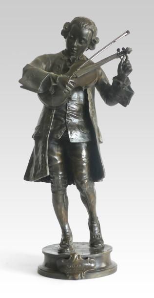 null Adrien Etienne GAUDEZ (1845-1902) Mozart enfant jouant du violon. Bronze à patine...