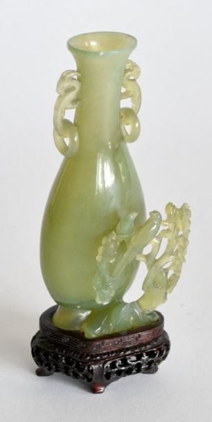 null CHINE - Petit vase en serpentine sculpté d'une branche fleurie se détachant...