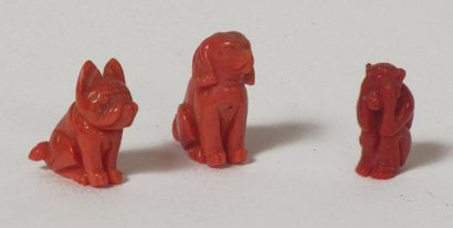 null Ensemble de trois SUJETS en corail sculpté formant deux chiens et un singe....