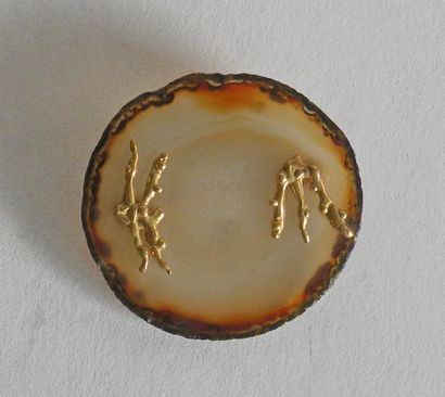 null BROCHE en agate à décor en applique de deux rameaux en or. Poids brut 13 g.