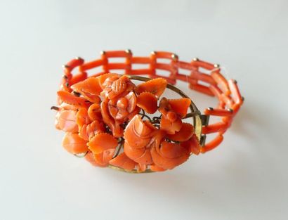 null BRACELET articulé le motif cebntral en corail sculpté à motif floral