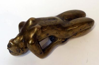 null SERRAZ. SUJET en bronze figurant une femme allongée. Long. 22 cm
