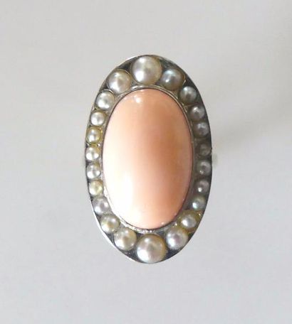 null BAGUE marquise en or grise ornée d'un cabochon de corail peau de pêche dans...