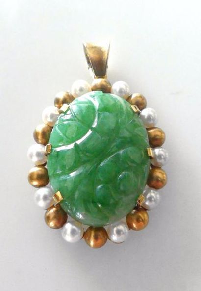 null PENDENTIF en jade à décor floral sculpté, dans un entourage de perles et perles...