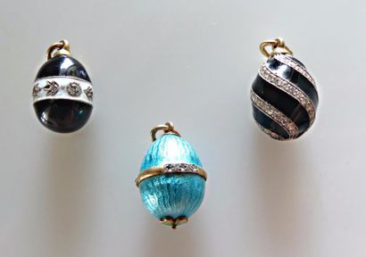 null LOT de TROIS PENDENTIFS "Oeufs" dans le Gout de Fabergé, en or bas titre et...