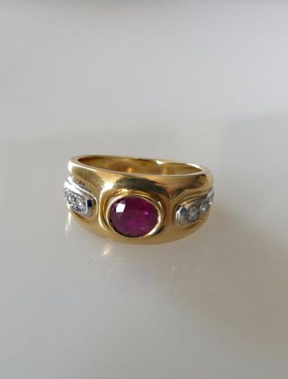 null BAGUE anneau en or jaune ornée d'un rubis ovale facetté en serti clos, rehaussé...