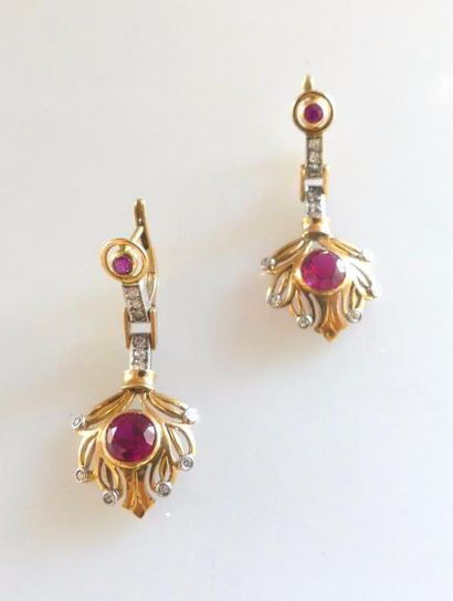 null Paire de PENDANTS d'oreilles deux ors, ornés de diamants et d'une pierre rouge...