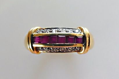 null BAGUE JONC en or jaune sertie entre deux godrons d'une ligne de rubis calibrés...