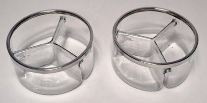 null Paire de COUPES en verre et métal argenté de forme ronde, à trois compartiments...