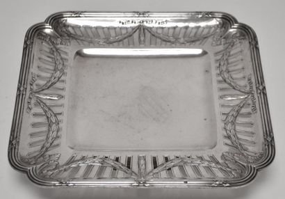 null PLAT A GATEAU en argent sur piédouche de forme carrée, le marli ajouré d'un...