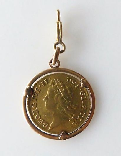 null PIECE à l'effigie de George II, 1738, en or, montée en pendentif. Poids 12,5...
