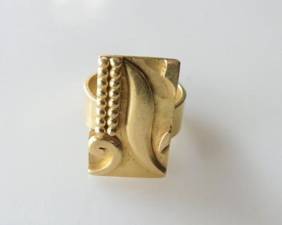 null Jean DESPRÉS (1889-1980). Bague moderniste en or, l'anneau martelé, le chaton...