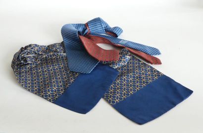 null HERMES. Lot comprenant deux cravates et une lavallière en soie. 