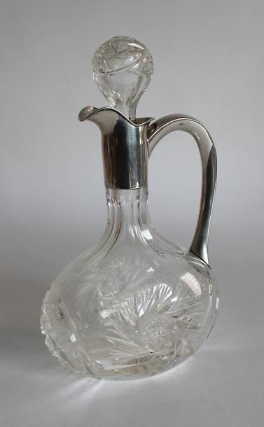 null HUGO BOHM AIGUIERE en cristal taillé et argent,de forme ovale, à décor de rosaces...