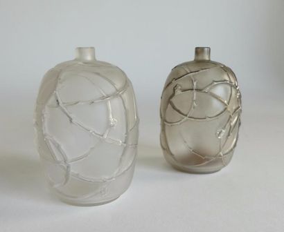  René Lalique (1860-1945) - "Eglantines" - (1921) , 2 vases ou bases de flacons en...