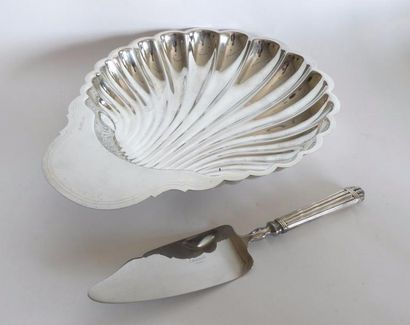 null CHRISTOFLE. PRESENTOIR en forme de coquille Saint-Jacques, et une PELLE à Tarte,...