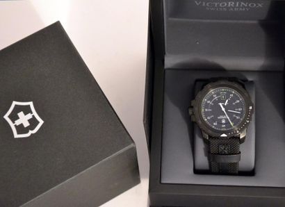 null VICTORINOX. MONTRE-BRACELET ronde d'homme en acier, modèle Alpnach, le cadran...