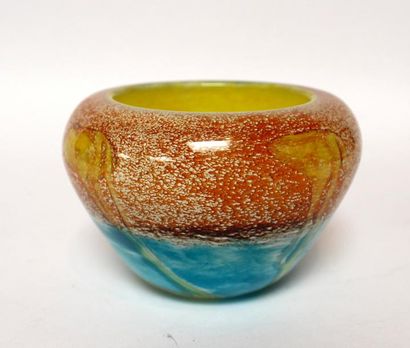 null SABA Frères. COUPE en verre multicouche jaune et bleu. H 9,5 cm