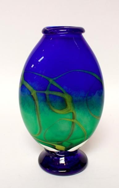 null SABA Frères. Vase bleu et vert sur piédouche. H. 24 cm