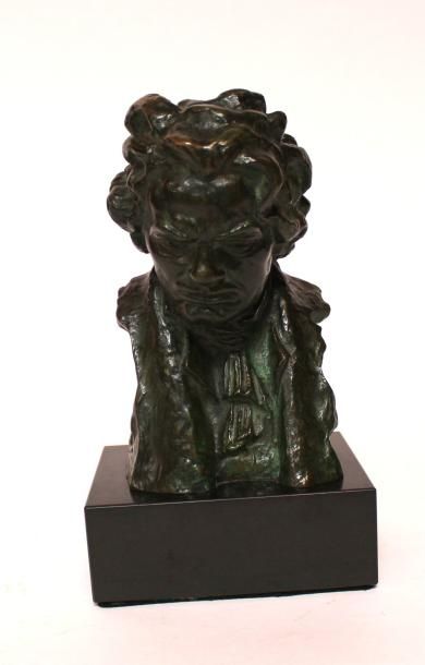 null BARET. Buste de Beethoven. Bronze à patine verte. H. 17 cm
