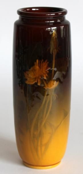 null VASE oblong en faïence émaillée orangée et brun, à décor de fleurs de pissenlit....