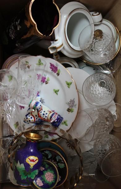 null Carton comprenant service à thé en porcelaine, assiettes décoratives, petit...
