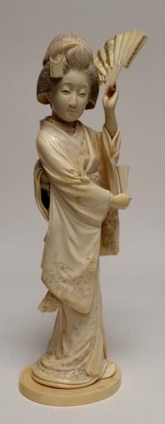 null JAPON - Epoque MEIJI (1868 - 1912) Okimono en ivoire, jeune femme debout tenant...
