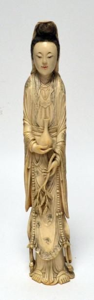 null CHINE - GUAN YIN en ivoire sculpté. Début XXe. 37 cm