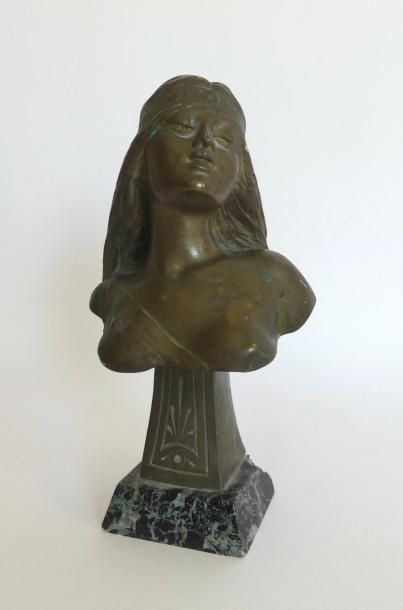 null Edouard DROUOT (1859-1945). Odalisque en buste. Socle de marbre (accident au...