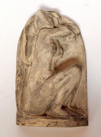 null Marcel GILI (1914-1993) Bas relief en terre cuite figurant une femme nue accroupie....