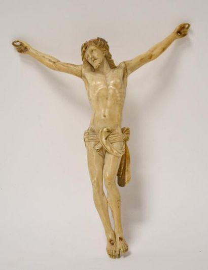 null CHRIST en ivoire sculpté, travail Indo-Portugais. XVIIIe-XIXe. H. 18,5 cm