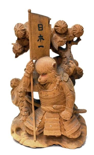 null CHINE - SUJET en bois sculpté, singe en armure tenant une banneière. H. 36 ...