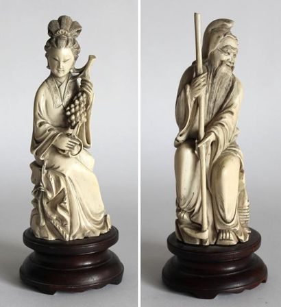 null CHINE - COUPLE en ivoire sculpté, homme et femme tenant une grappe de raisin...