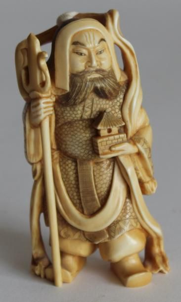 null CHINE - SAGE en ivoire sculpté, tenant un trident d'une main, et une petite...