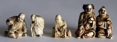 null Lot de quatre NETSUKÉS en ivoire sculpté, vers 1930 : Pêcheur, vieillard, musicien,...