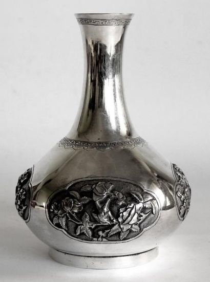 null VASE en argent de forme balustre, uni, ceinturé au col d'un décor géomètrique,...