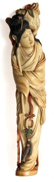 null CHINE - GUAN YIN en ivoire sculpté polychrome, portaant une fleur de lotus....