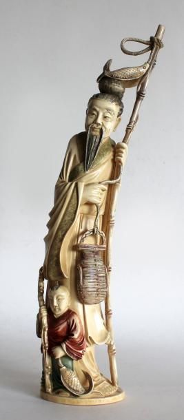 null CHINE - PECHEUR en ivoire sculpté polychrome, un enfant à ses pieds, portant...