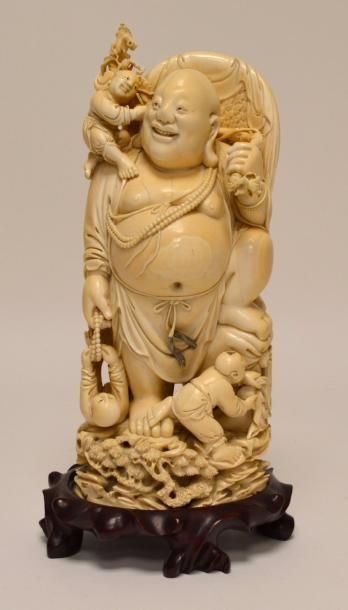 null CHINE, fin XIXe. Important SUJET en ivoire très finement sculpté de PUTAÏ debout...