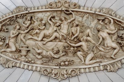 null Exceptionnel PLATEAU ovale décoratif, in ivoire finement sculpté en haut relief...