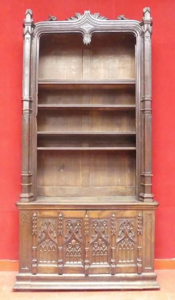 null Bibliothèque néo-gothique en bois naturel, à quatre étagères et deux vantaux,...