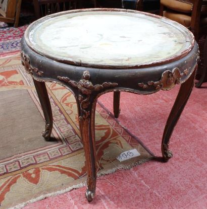 null Petite TABLE ronde en bois laqué, de style Louis XV (usures). 
