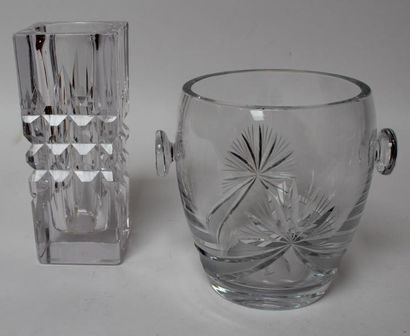 null SEAU à GLACE en cristal taillé. On y joint un vase en cristal (égrenures). 