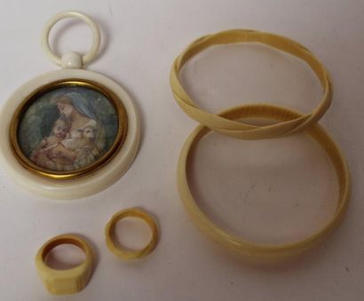 null Lot comprenant une miniature sur ivoire, deux bracelets ivoire, et deux bagues....
