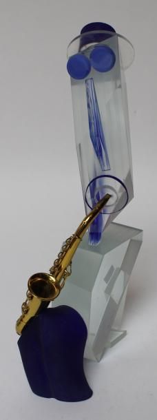 null SCULPTURE contemporaine en verre figurant un saxophoniste. 