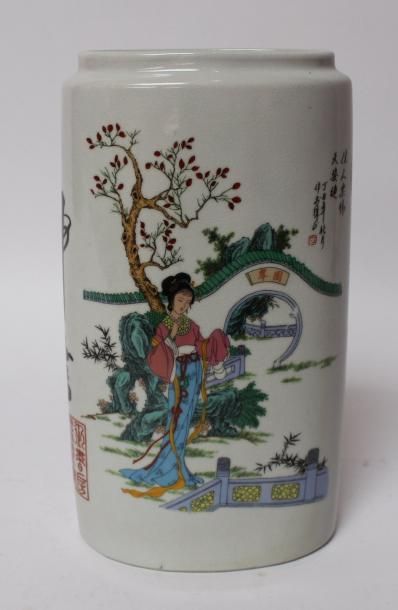 null Vase en porcelaine de forme ovale, Chine moderne. 