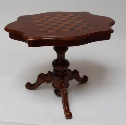 null Petite TABLE le plateau mouvementé et damier.