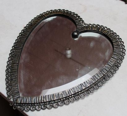 null MIROIR en fer forgé en forme de coeur. 