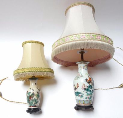 null Deux vases montés en lampe dont l'un à décor de coqs. Chine. 